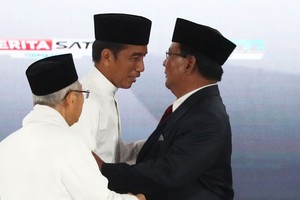 Indonesian President Joko Widodo (second from left), and presidential candidate Prabowo Subianto after their last presidential debate in Jakarta on April 13 (Source: asia.nikkei.com)