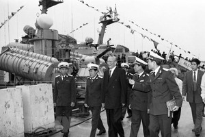 President Le Duc Anh (third, left) visits officers and soldiers of the Naval Region 3 on January 9, 1996 (Photo: VNA)