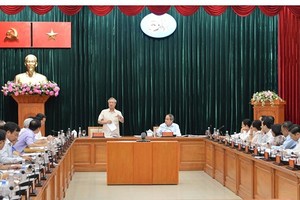 Mr. Tran Quoc Vuong, Politburo member and permanent member of the Communist Party of Vietnam (CPV) Central Committee's Secretariat delivers a speech at the working session with HCMC Party Committee on May 4 (Photo: SGGP)