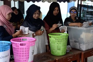 Checking votes at a polling station in Narathiwat, Thailand (Photo: AFP / VNA)