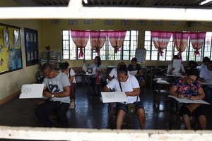 Philippine citizens cast their ballots at a polling station in Manila (Source: AFP/VNA) 