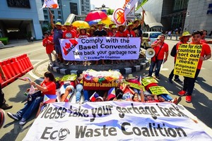 Environmental activists demonstrate outside the Canadian Embassy in Manila on May 21 (Source: AFP/VNA)