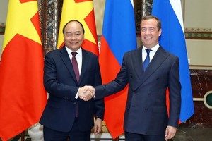 Russian Prime Minister Dmitry Medvedev (R) welcomes his Vietnamese counterpart Nguyen Xuan Phuc in Moscow on May 22 (Photo: VNA)