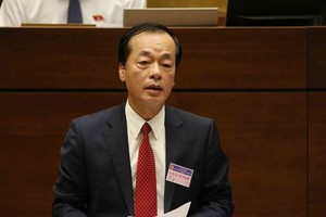 Minister of Construction Pham Hong Ha fields lawmakers' questions on June 4 (Photo: VNA)