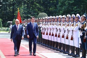Prime Minister Nguyen Xuan Phuc (L) and Italian PM Giuseppe Conte review the guards of honour (Photo: VNA)