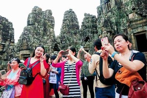 Chinese tourists at a famous tourism site in Cambodia (Source: dulich.tuoitre.vn)