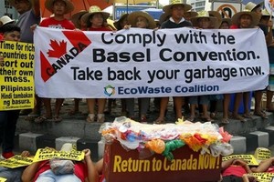 A protest in the Philippines calls on Canada to repatriate its waste. (Photo: Al Jazeera)