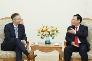 Deputy Prime Minister Vuong Dinh Hue (R) and Nike Vice President Chris Helzer (Photo: VNA)