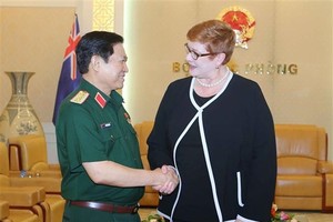 Minister of National Defence Gen. Ngo Xuan Lich (L) shakes hands with Australian Minister for Foreign Affairs Senator Marise Payne