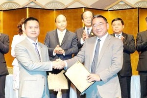 Chairman of Petrolimex Pham Van Thanh (L) and CEO of JCCP at the signing ceremony (Source: VNA)