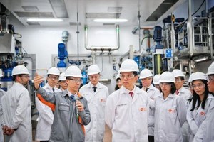 Minister of Trade and Industry of Singapore Chan Chun Sing Chan (front, right) at the ceremony (Photo: www.businesstimes.com.sg)
