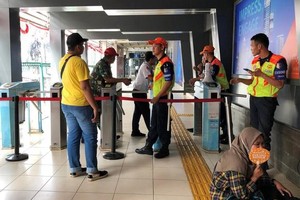 At a commuter line station, which is closed due to a major power blackout in Jakarta, Indonesia, August 4, 2019. (Photo: REUTERS/Gayatri Suroyo)
