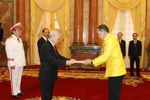 Party General Secretary and State President Nguyen Phu Trong (L) receives the credentials of Thai Ambassador Tanee Sangrat on August 7 (Photo: VNA) 