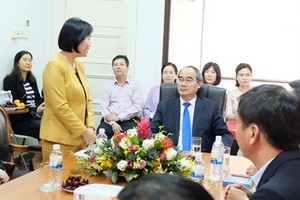 Vietnamese Ambassador to Singapore Tao Thi Thanh Huong receives the high-ranking delegation from HCMC (Photo: SGGP)