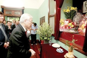 Party General Secretary and President Nguyen Phu Trong offers incense in memory of President Ho Chi Minh at House 67