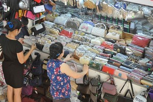 Wallets and handbags are usually faked (Illustrative photo: SGGP)