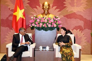National Assembly Chairwoman Nguyen Thi Kim Ngan (R) and Chief Justice of the Supreme Court of Singapore Sundaresh Menon at the meeting in Hanoi on September 16 (Photo: VNA)