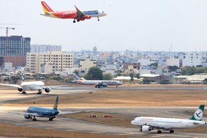 Planes at Tan Son Nhat Airport waiting to take off (Photo: SGGP)