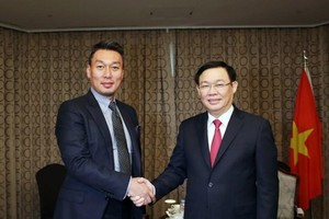 Deputy Prime Minister Vuong Dinh Hue (R) and  Director of the RoK’s Alliex Technology Company Park Byounggun (Photo: VNA)