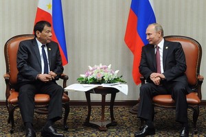 Philippine President Rodrigo Duterte (L) and his Russian counterpart Vladimir Putin at a meeting in Lima, Peru, on November 19, 2016 (Photo: AFP/VNA)