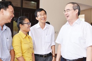 Secretary of the Ho Chi Minh City Party Committee Nguyen Thien Nhan meeting with young resource planning employees