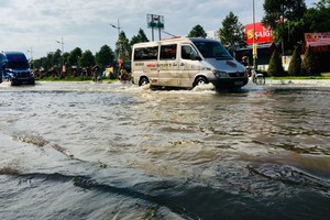High tide floods tens of roads inner Can Tho city early October (Photo: SGGP)