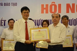 Organisations and 80 individuals receive certificates of merit from the Ministry of Education and Training at the conference (Source: VNA)