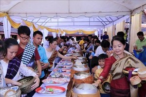 Lao Buddhist followers flocked to pagodas near their houses on October 13 for Bun Ork Phansa that marks the end of Buddhist Lent or three-month retreat during the rainy season. (Photo: VNA) 