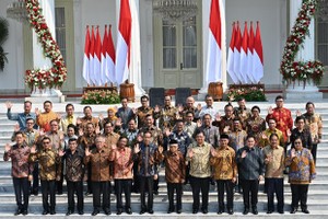 Indonesian President Joko Widodo (front, sixth, left) and members of his new cabinet pose for a photo on October 23 (Photo: AFP/VNA)