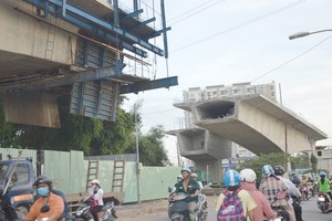 Nam Ly Bridge still under constructions after 3 years