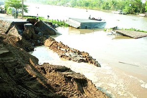 Riverside landslide has been expanding in the Mekong Delta (Photo: SGGP)