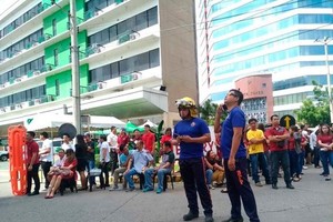 People leave buildings after the quake. (Photo: AFP)