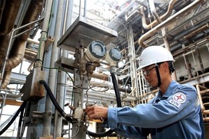 A worker operates equipment at Phu My 1 thermal power plant in Ba Ria-Vung Tau province of Vietnam (Photo: VNA)