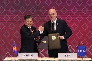 ASEAN Secretary-General Lim Jock Hoi (L) and FIFA President Gianni Infantino (Photo: VNA)
