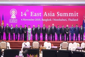 Leaders pose for a photo at the 14th East Asia Summit on November 4 (Photo: VNA)