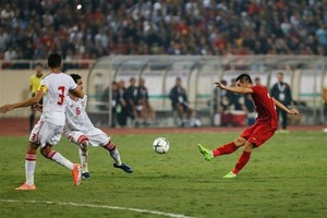 Nguyen Tien Linh (in red) in action (Photo: VNA)