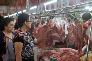 Consumers buy pork in Ben Thanh market, District 1, HCMC (Photo: SGGP)
