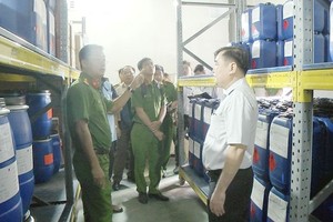 An inter-agency delegation inspects the chemical warehouse of Thien Long Company in August this year (Photo: SGGP)