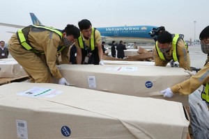  Sixteen bodies of the Essex lorry victims arrive at Noi Bai International Airport, Hanoi, on a Vietnam Airlines flight on Wednesday morning. (Photo: VNA/VNS)