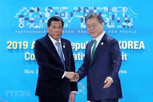 Korean President Moon Jae-in (R) and his Philippine counterpart Rodrigo Duterte (Source: YONHAP/VNA)