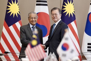 Korean President Moon Jae-in (R) and Malaysian Prime Minister Mahathir Mohamad (Photo: Yonhap)