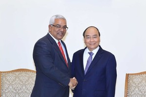 Prime Minister Nguyen Xuan Phuc (R) and Cuban Minister of Justice Oscar Manuel Silveira Martínez (Photo: VNA)