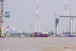 Work started on Ben Luc-Long Thanh expressway spanning over Soai Rap river in HCMC, it is expected to open a new trade direction between the Mekong Delta and the Southeastern region (Photo: SGGP)