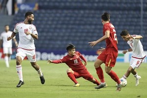 Vietnamese captain Nguyen Quang Hai (No 19 in red) in action (Photo: VNA)