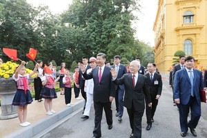 Party General Secretary and State President  Nguyen Phu Trong (C) and his Chinese counterpart Xi Jinping on his right at a welcome ceremony for the Chinese leader's State visit to Vietnam in 2017 (Source: VNA)
