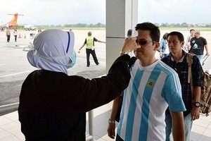 Passengers in Malaysia wait for thermal checks (Photo: freemalaysiatoday)