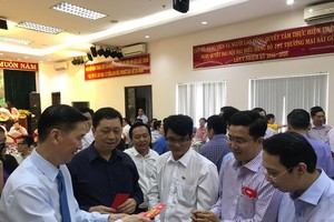 Deputy chairman of HCMC People’s Committee Tran Vinh Tuyen visits and gives red envelopes to employees of Saigon Co.op and Satra on January 30 (Photo: SGGP)