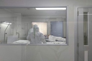 A patient infected with the novel coronavirus quarantined in a hospital in Thailand (Photo: Reuters)