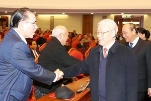 Party General Secretary and President Nguyen Phu Trong (front, right) greets former Party and State leaders at the meeting in Hanoi on February 2 (Photo: VNA)