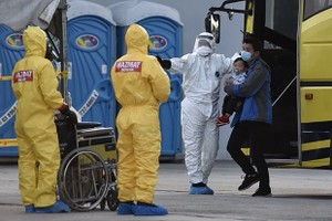 Health workers of Malaysia receive the country's citizens repatriated from China's Wuhan city, the epicentre of the COVID-19 epidemic, at Kuala Lumpur International Airport on February 4 (Photo: AFP/VNA)